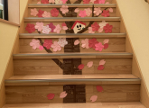 階段アート　教室は一足早く桜が満開です^_^
