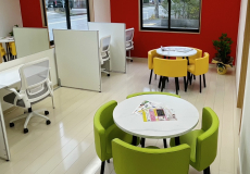 明るく開放的な空間と集中できる教室です